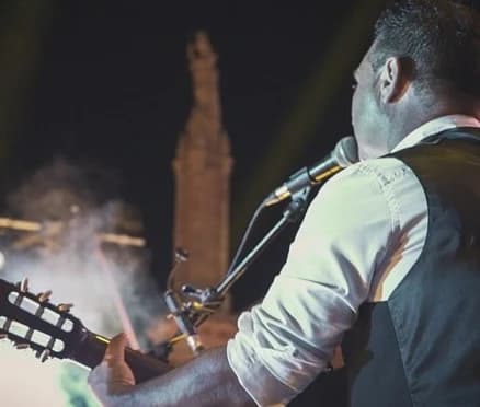 Concerto serale con pubblico e luci dal vivo