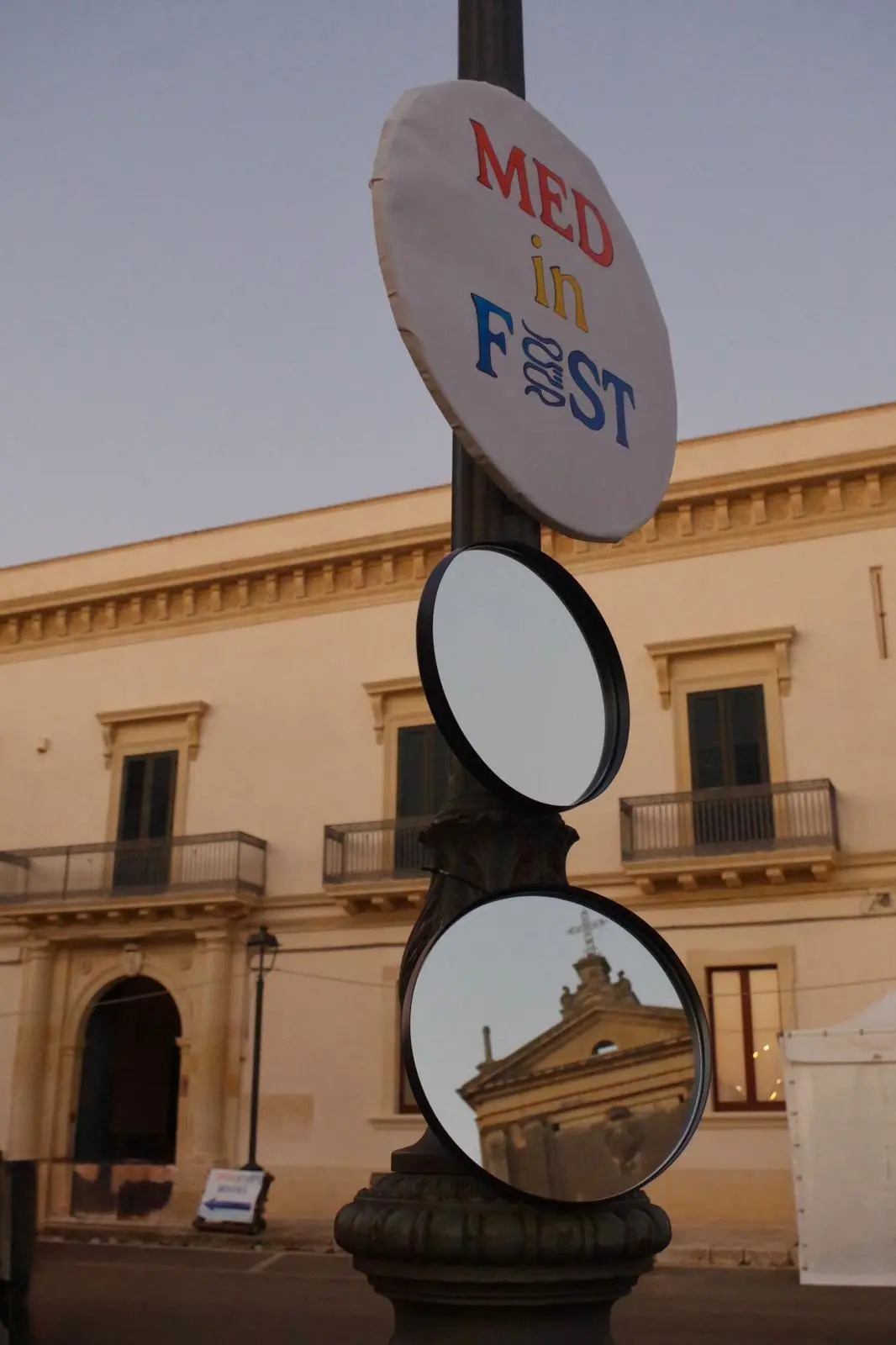 Scorcio di borgo mediterraneo affacciato sul mare