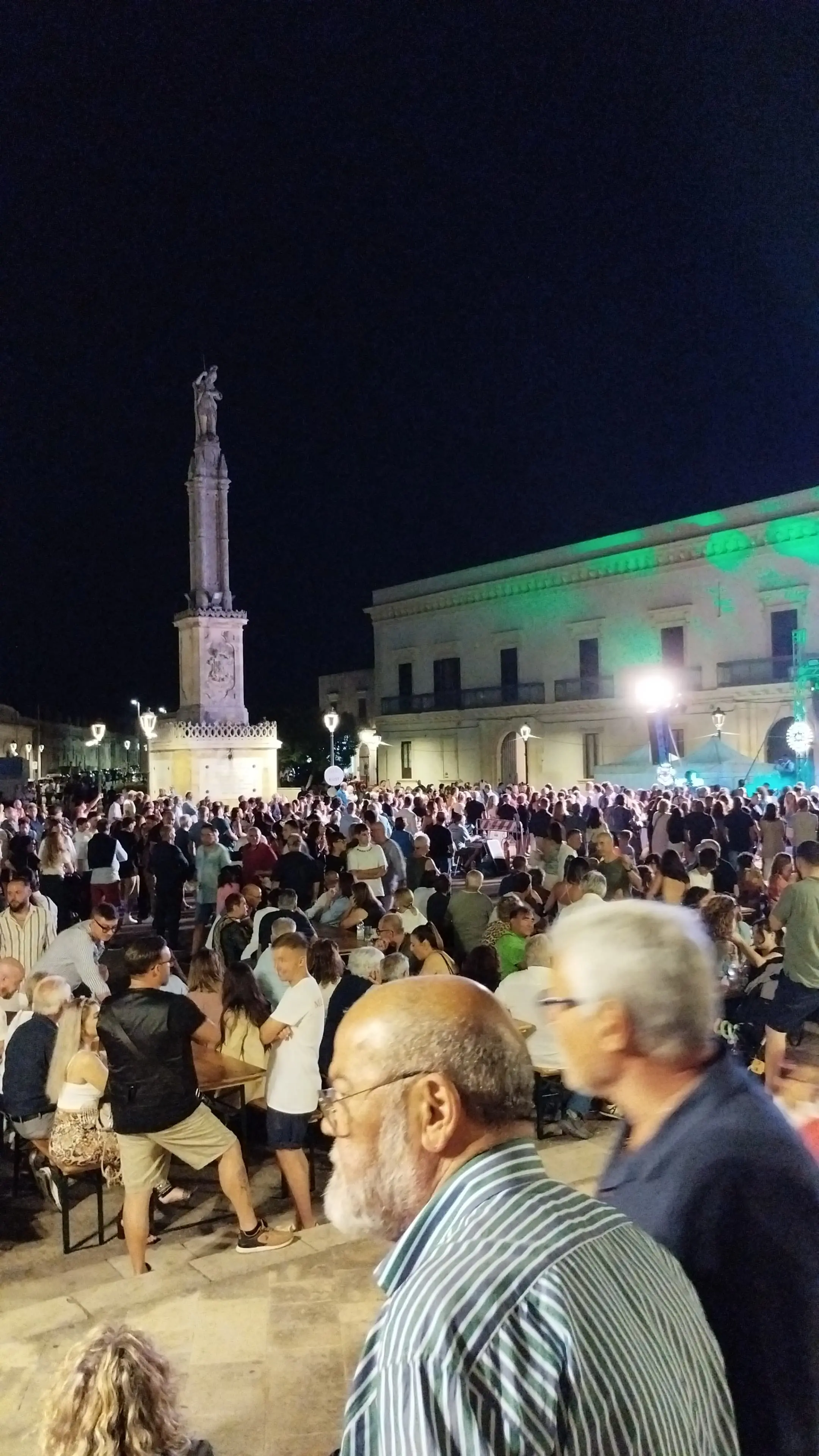 Piazza mediterranea luminosa con architetture storiche