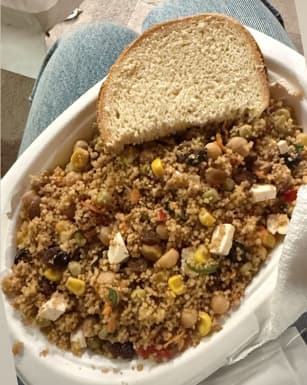 Piatto vegetale con legumi, erbe e colori freschi