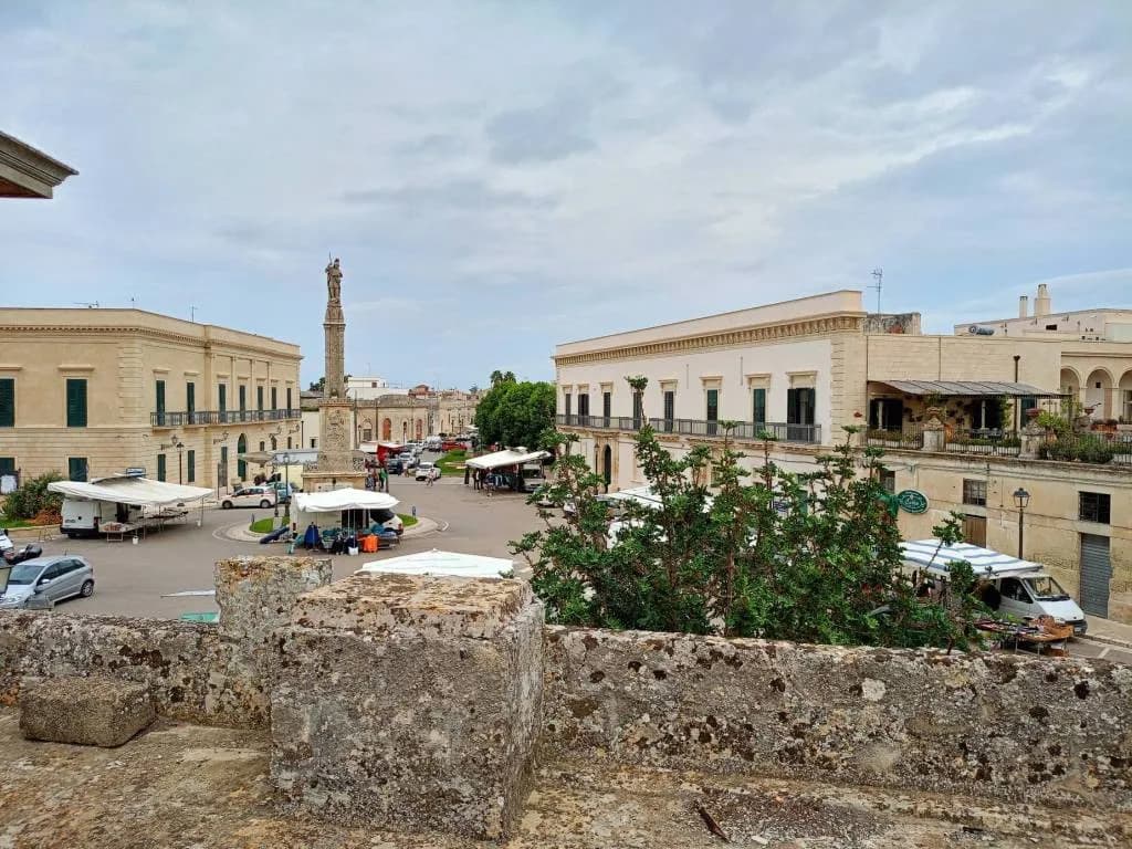 Mare del Salento con luce chiara e orizzonte aperto