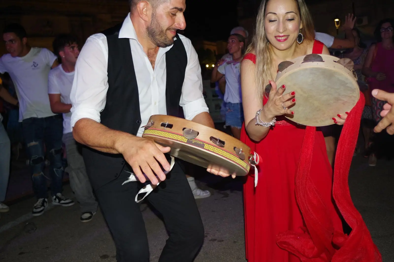 Musicista dal vivo con strumento a corde su palco